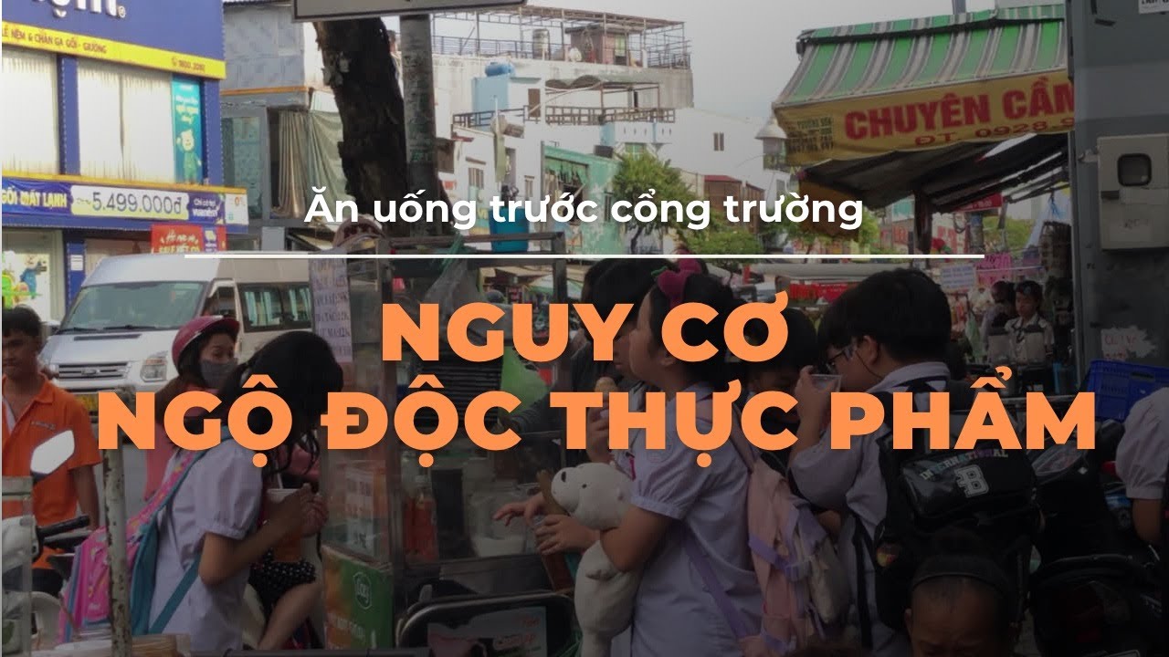 Nguy cơ ngộ độc thực phẩm từ hàng rong trước cổng trường | PNM